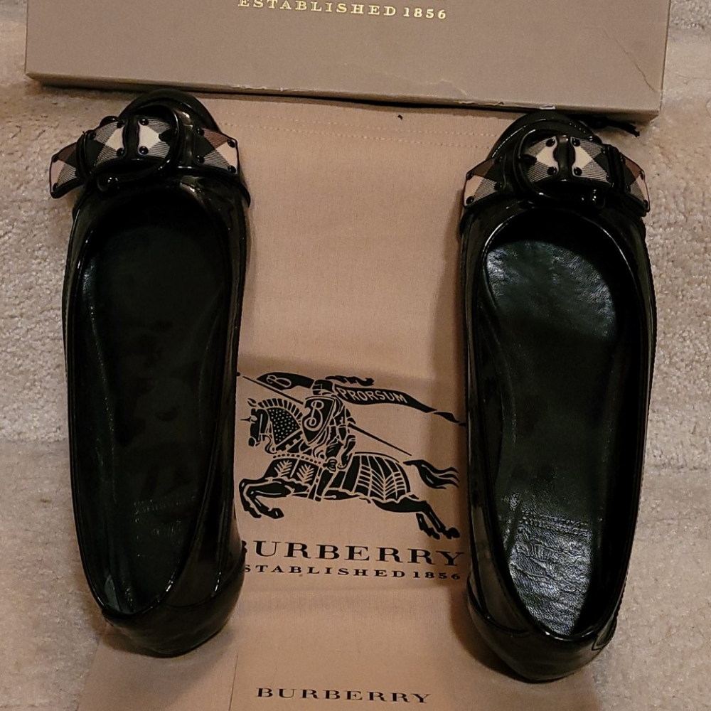 Burberry buckle flats size 37.5  new in box with b